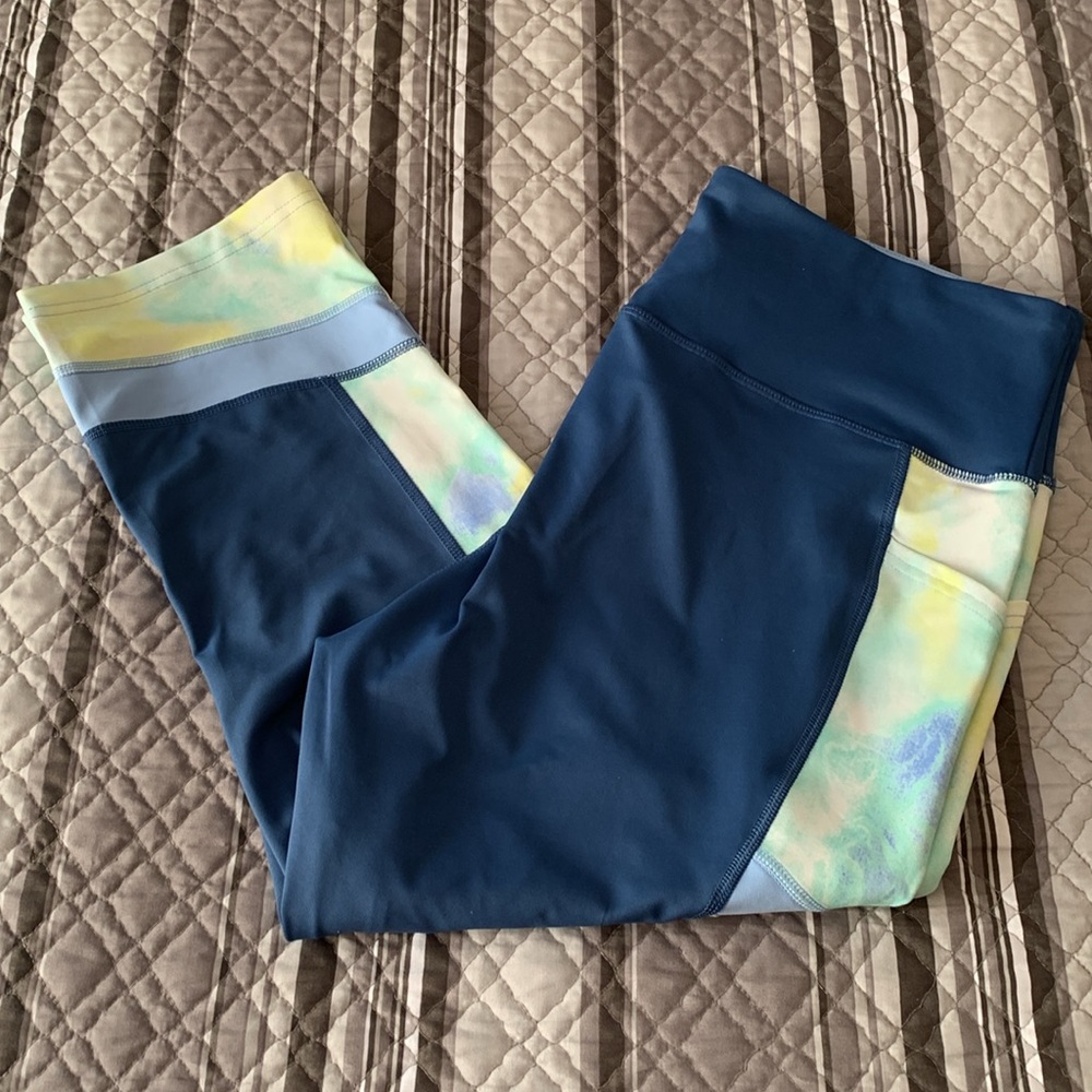 Tek Gear Drytek Multicolor Mid-calf Leggings EUC - Picture 4 of 7